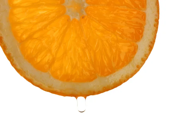 Fatia de laranja com gota, isolada em branco — Fotografia de Stock