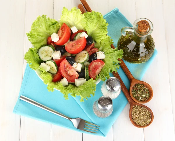 Gustosa insalata greca con spezie su sfondo bianco in legno — Foto Stock