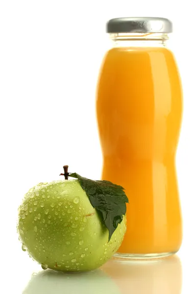 白で隔離され、甘いリンゴのジュースの瓶 — ストック写真