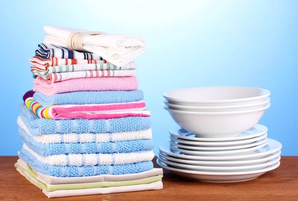 Küchentücher mit Geschirr auf blauem Hintergrund in Nahaufnahme — Stockfoto
