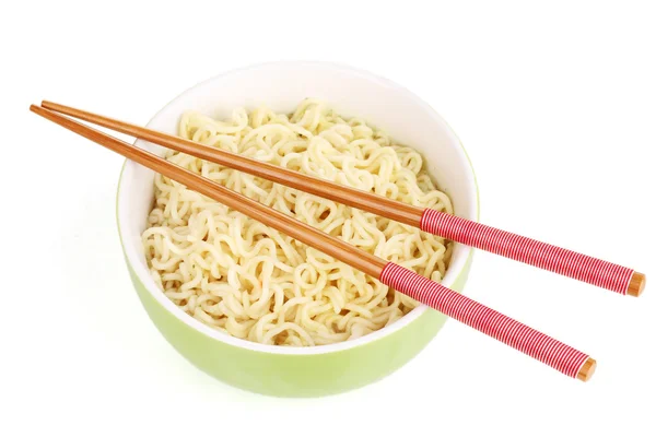 Fideos asiáticos en tazón aislado en blanco — Foto de Stock