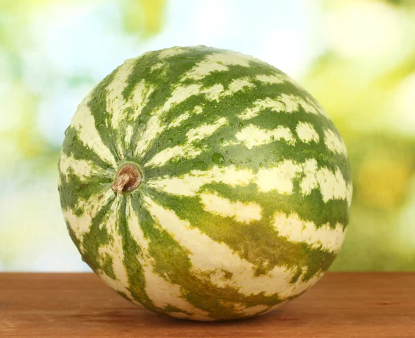Reife Wassermelone auf grünem Hintergrund Nahaufnahme — Stockfoto