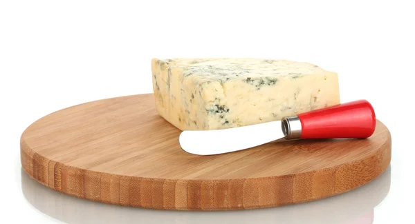 Сыр с плесенью и ножом на разделочной доске изолирован на белой спинке — стоковое фото