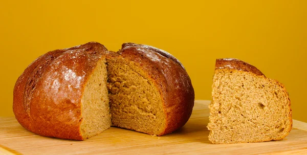 Ekmek dilimlenmiş kahverengi zemin yakın çekim — Stok fotoğraf