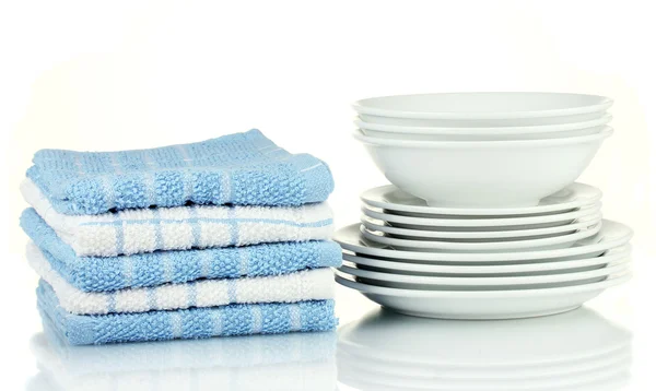 Кухонные полотенца с блюдами на белом фоне — стоковое фото