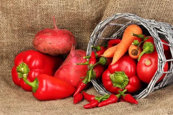 Legumes vermelhos frescos no fundo saco — Fotografia de Stock