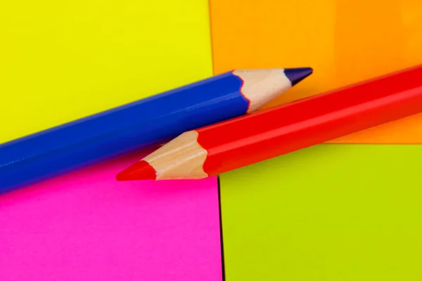 Crayons sur fond autocollants couleur — Photo
