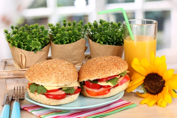 Appetitliche Sandwiches auf Farbteller auf Holztisch vor Fensterhintergrund — Stockfoto