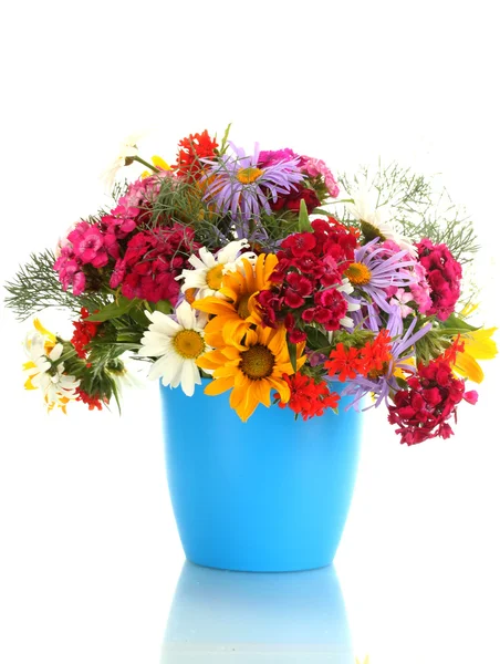 Hermoso ramo de flores silvestres brillantes en maceta, aislado en blanco — Foto de Stock