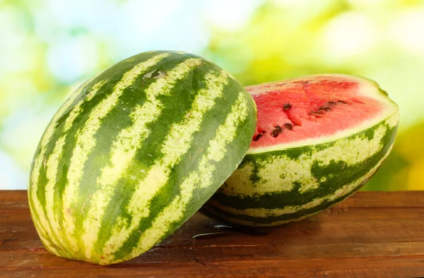 Helften van sappige watermeloen op groene achtergrond close-up — Stockfoto