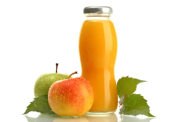 Fles van SAP met zoete appels, geïsoleerd op wit — Stockfoto