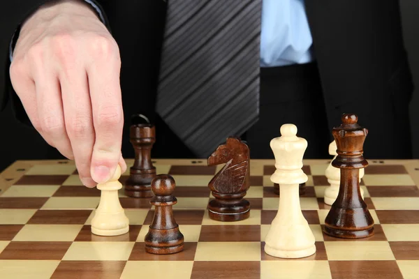 Geschäftsmann spielt Schach aus nächster Nähe — Stockfoto