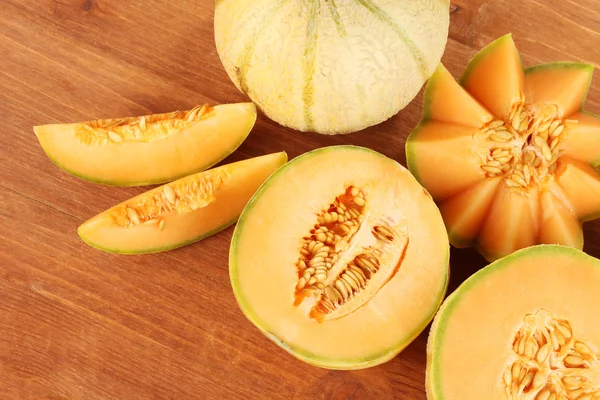 Melon coupé sur fond bois close-up — Photo
