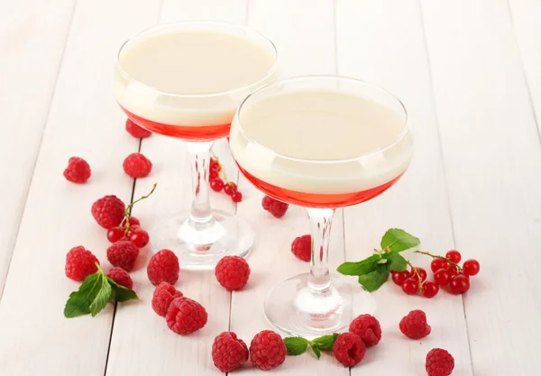 Jalea de frutas con bayas en vasos sobre mesa de madera — Foto de Stock