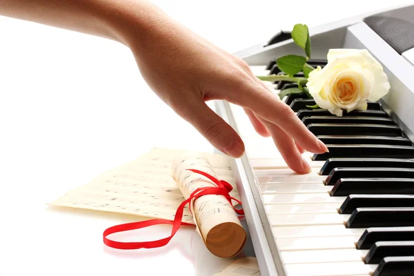 Hand of woman playing piano — Stock Photo, Image