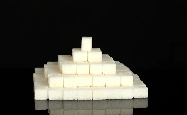 Raffinierter Zucker isoliert auf schwarzer Nahaufnahme — Stockfoto