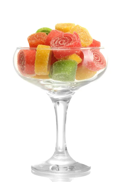 Bunte Gelee-Bonbons in Cocktailglas isoliert auf weiß — Stockfoto