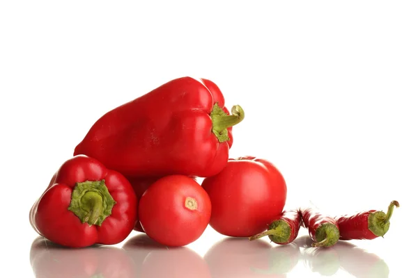 Frisches rotes Gemüse isoliert auf weißem — Stockfoto