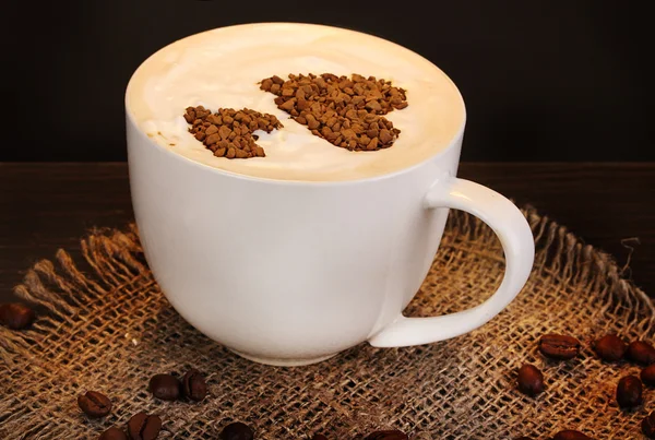 Latte na mesa de madeira no fundo marrom — Fotografia de Stock