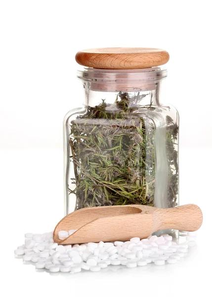 Tablety a láhev s bylinkami, izolované na bílém — Stock fotografie