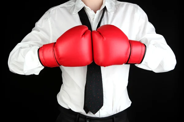 Uomo d'affari in guantoni da boxe isolato su nero — Foto Stock