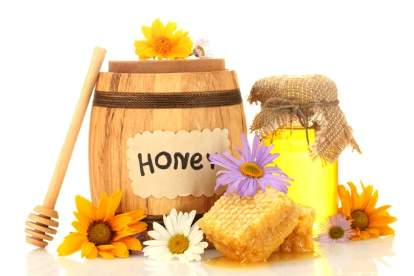 Süßer Honig im Glas und Fass mit Waben, hölzernem Nieselregen und Blumen — Stockfoto