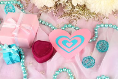 süslü masa yakın çekim üzerinde Davetiyeler düğün