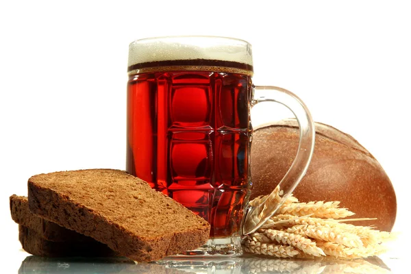 Tanque de pães de kvass e de centeio com orelhas, isolado sobre branco — Fotografia de Stock