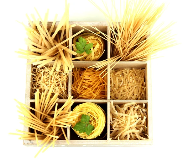 Devět druhů těstovin v dřevěné krabici sekcích izolované na bílém — Stock fotografie