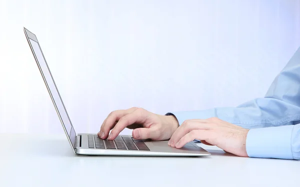 Close-up van zakenman handen te typen op laptopcomputer — Stockfoto