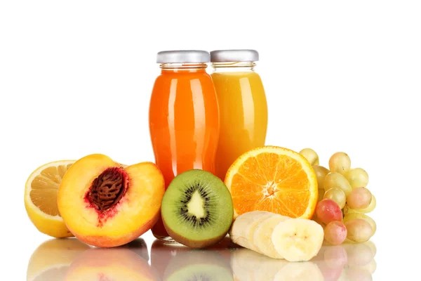 美味的 multifruit 果汁瓶和水果旁边它隔绝对 whi 中 — 图库照片