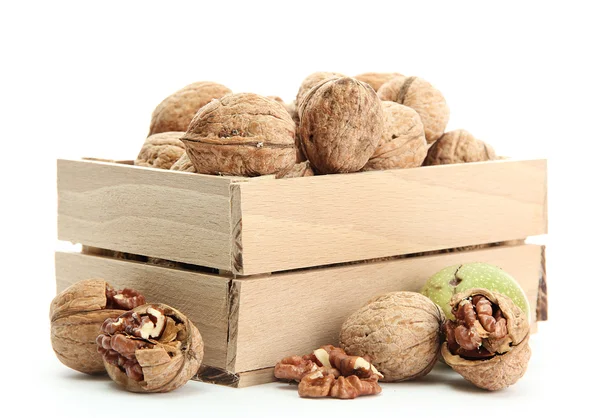 Nueces en caja de madera, aisladas en blanco —  Fotos de Stock