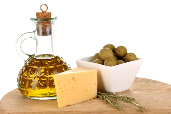 Gröna oliver i vit skål med rosmarin, olivolja, ost på isol — Stockfoto