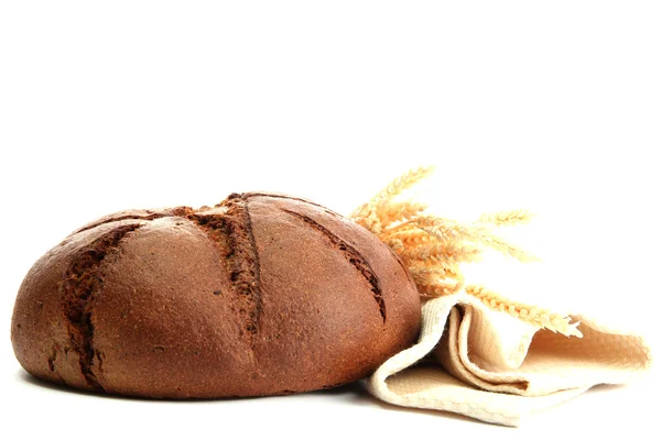 Νόστιμο ψωμί σίκαλης με αυτιά, που απομονώνονται σε λευκό — Φωτογραφία Αρχείου