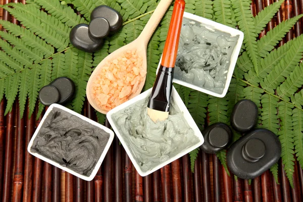 Kosmetik-Ton für Wellness-Behandlungen auf Bambus-Hintergrund Nahaufnahme — Stockfoto