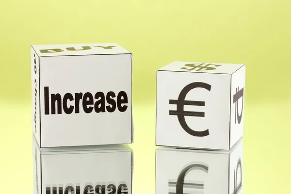 Forex. valuta i de vita tärningarna på grön bakgrund — Stockfoto