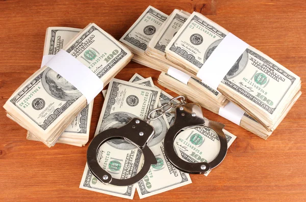 Ideia de punição por fraude financeira, em fundo de madeira — Fotografia de Stock