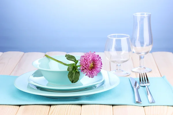 Table setting on bright background close-up — Stockfoto