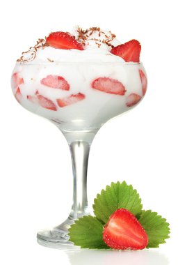 olgun çilek kremalı beyaz izole bardak