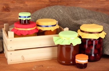 kavanoz konserve meyve ahşap zemin üzerinde