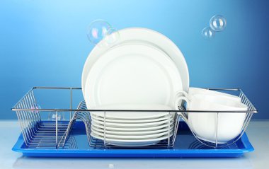 mavi arka plan üzerinde durmak üstünde temiz yemekler