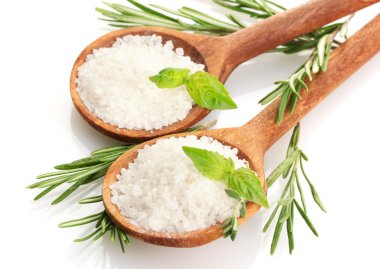 taze fesleğen, kekik ve biberiye üzerinde beyaz izole kaşık tuz