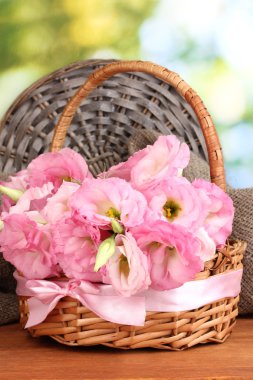 buket eustoma çiçek sepeti, yeşil zemin üzerine ahşap tablo