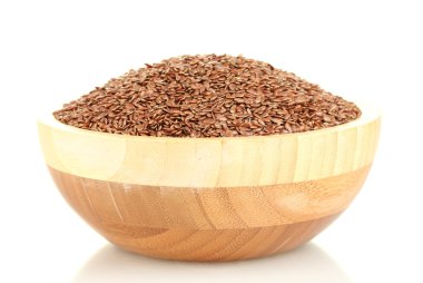 ahşap kase beyaz zemin üzerine izole keten tohumu