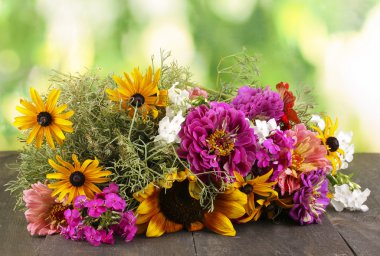 güzel doğa zemin üzerine tahta masaya parlak çiçek buketi