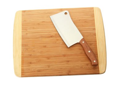 üzerinde kesme tahtası üzerinde beyaz izole et cleaver