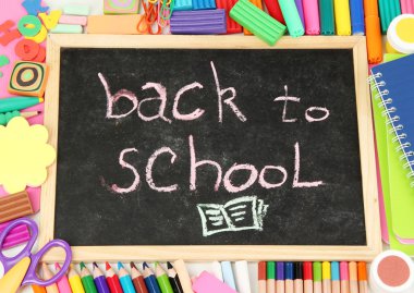 Kelime 'okul Back tebeşir v ile küçük okul Masası üzerinde yazılı'