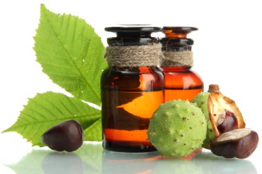 kestane ve üzerinde beyaz izole yaprakları ile ilaç şişeleri