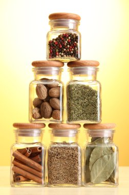Sarı zemin üzerine cam kavanozlara barut baharat