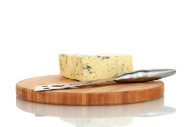 kaas met schimmel en mes op de snijplank geïsoleerd op een witte pagina
